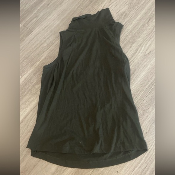 Lululemon turtleneck sleeveless top - Picture 2 of 6